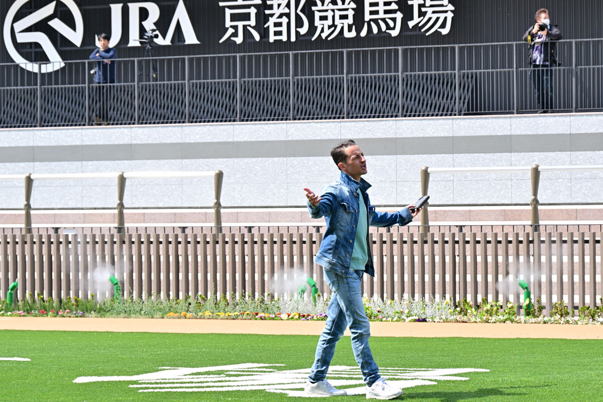 写真(1) リニューアルの京都競馬場で走行テストを実施 川田、和田竜、渡辺調教師らが全面改修のターフを疾走 競馬ニュース・特集なら東スポ競馬