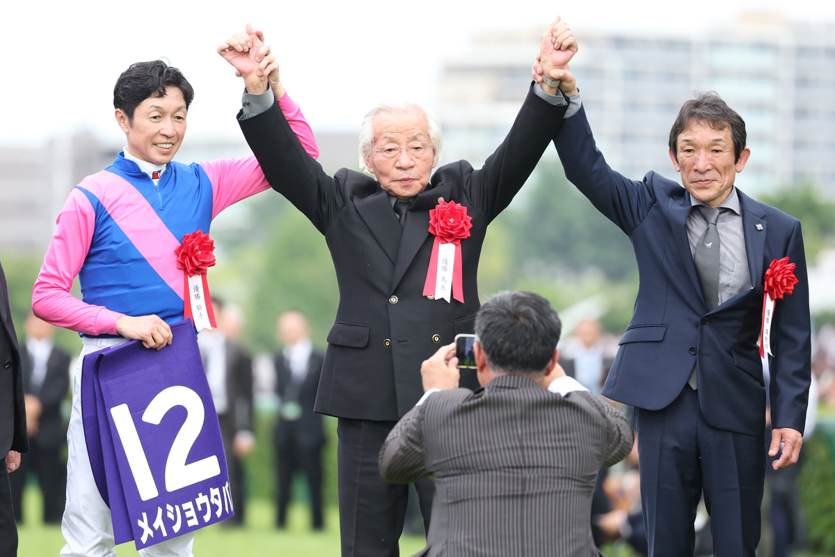 写真(3) - 【宝塚記念】場内の大歓声が祝福！メイショウタバルを巡る