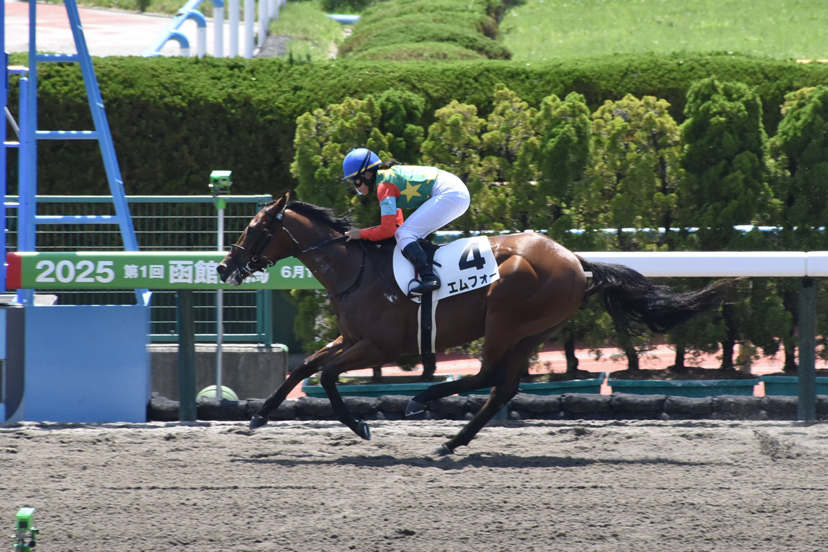 エムフォーが圧巻の大差レコードV 25年前の古馬レコードにも0秒2