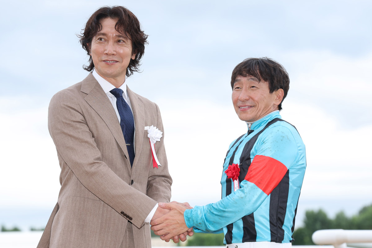 札幌記念】佐々木蔵之介が横山典弘とガッチリ握手！ 雨がもたらした