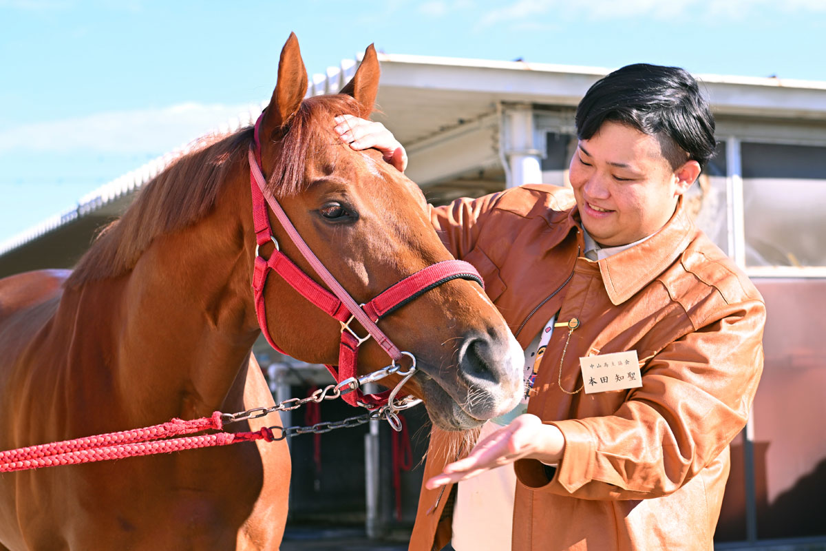 人気ユーチューバー・ンダホの所有馬パカラパカラが中山で初陣へ「厩舎