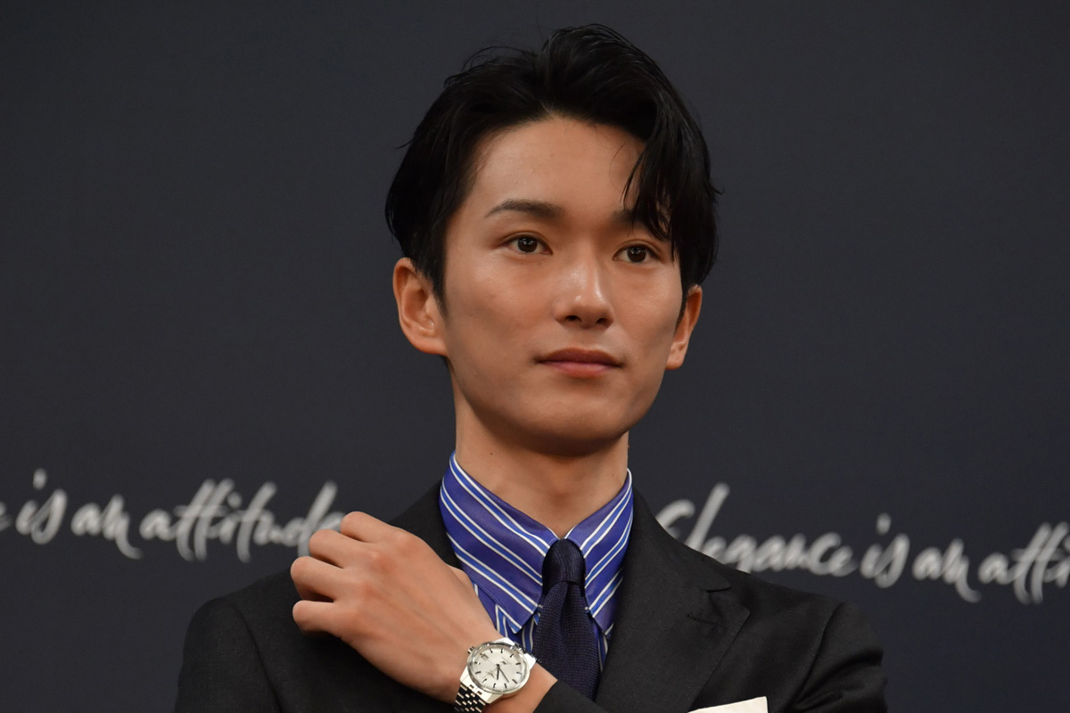 坂井瑠星がロンジンのイベントで復刻の高級時計を着用し笑顔