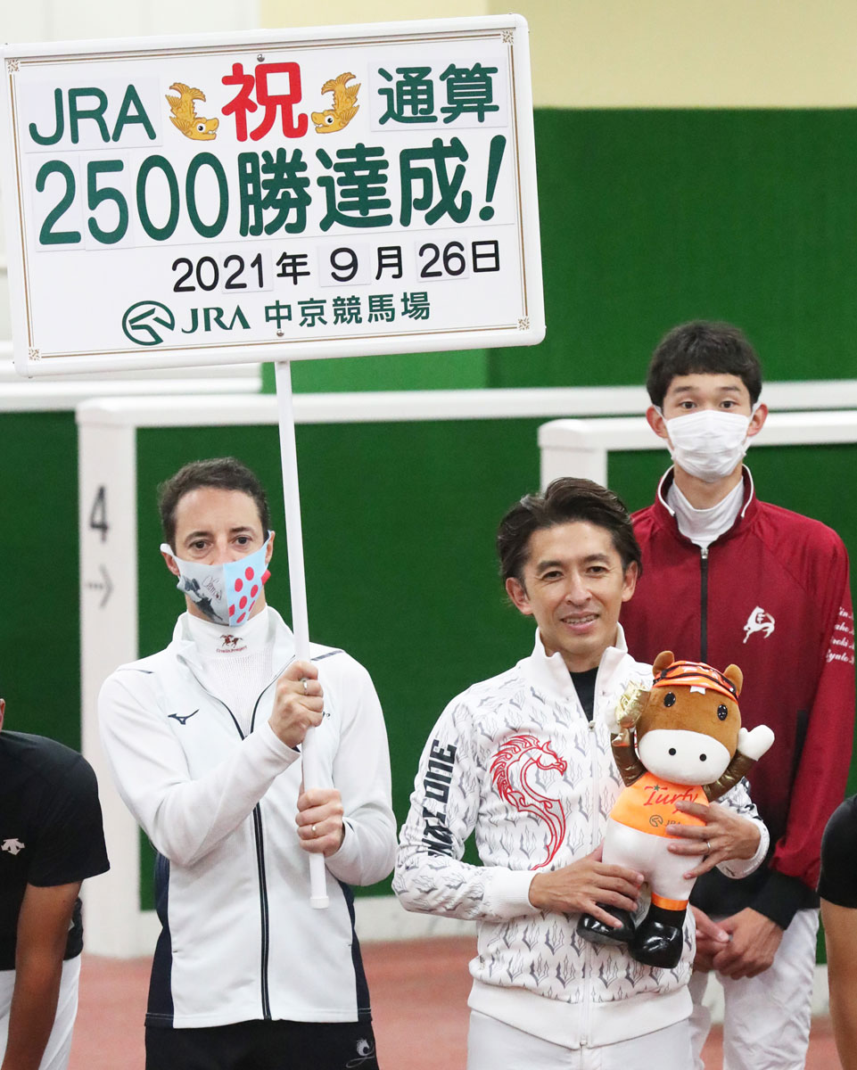 福永祐一がJRA通算2500勝達成「北橋先生、瀬戸口先生が騎手