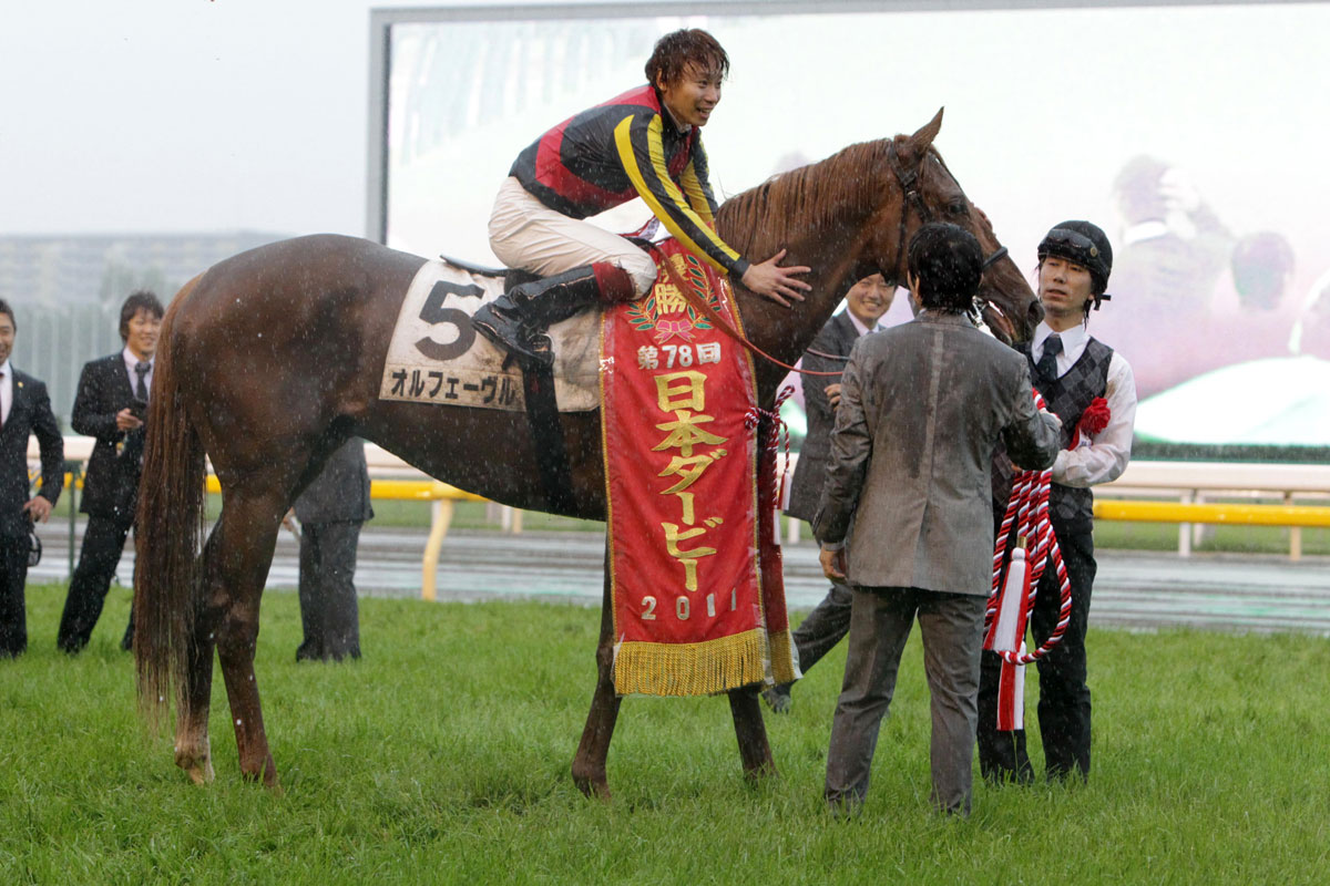 池添謙一連載 オルフェーヴルは内から伸びて念願のダービー優勝 オルフェーヴル 第 回日本ダービーを制したオルフェーヴルと 観 歴代ダービー馬 オルフェーヴルの池添が ダービージョッキーとなって初めて話せた話と オルフェーヴルが有馬記念を制した時の