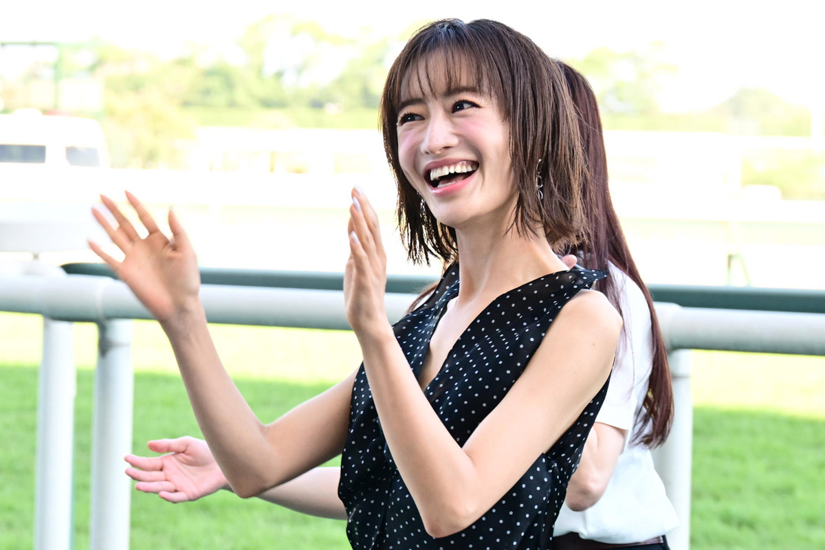 松本まりか黒のドレスで魅了！ 馬券は「すごく惜しい結果でした」中京2歳Sのプレゼンター（東スポ競馬）｜dメニューニュース（NTTドコモ）