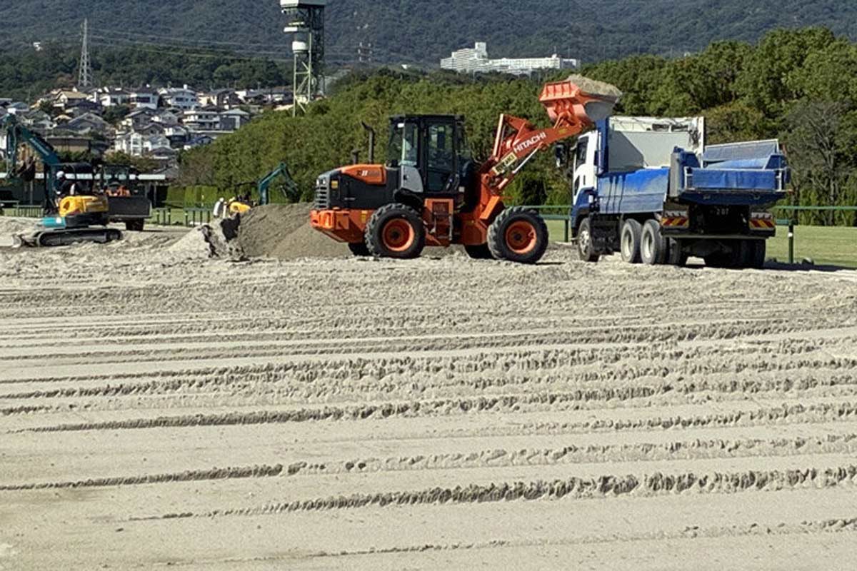 競馬場の砂を洗う〟年に一度の貴重な機会を独占取材！ 洗浄の仕組み