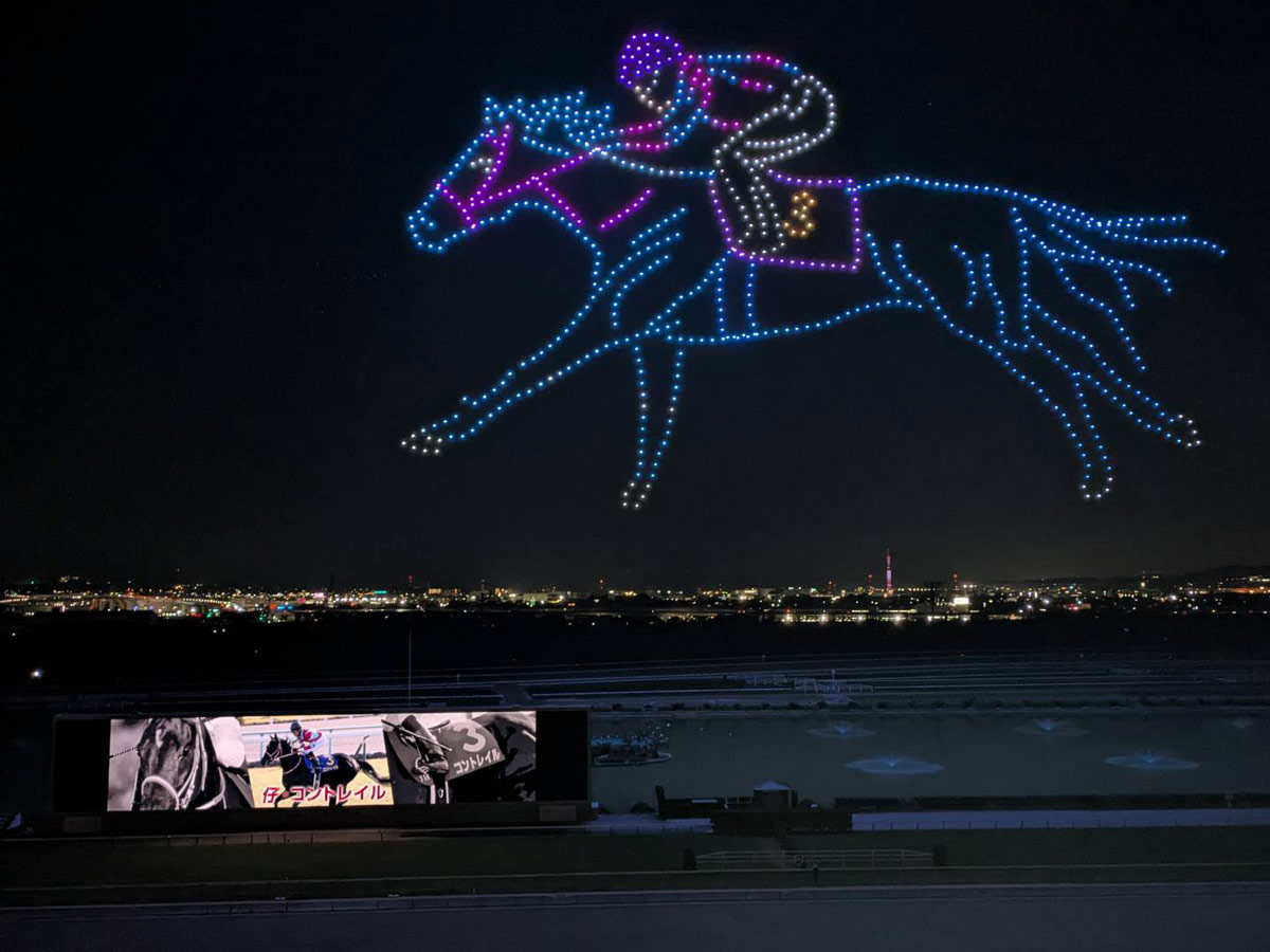 鮮やか！京都競馬場の夜空でディープインパクトとコントレイルが父子