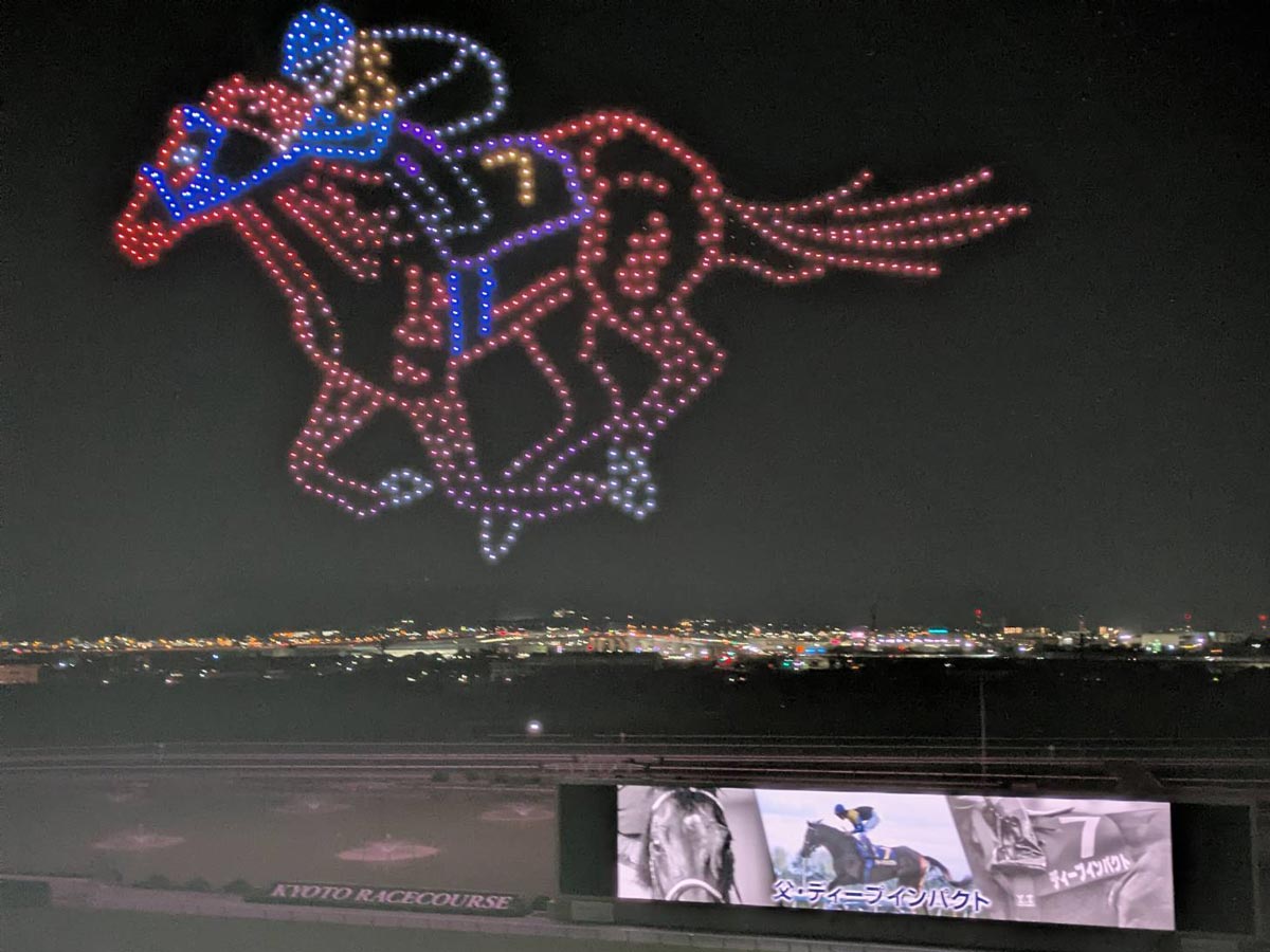鮮やか！京都競馬場の夜空でディープインパクトとコントレイルが父子
